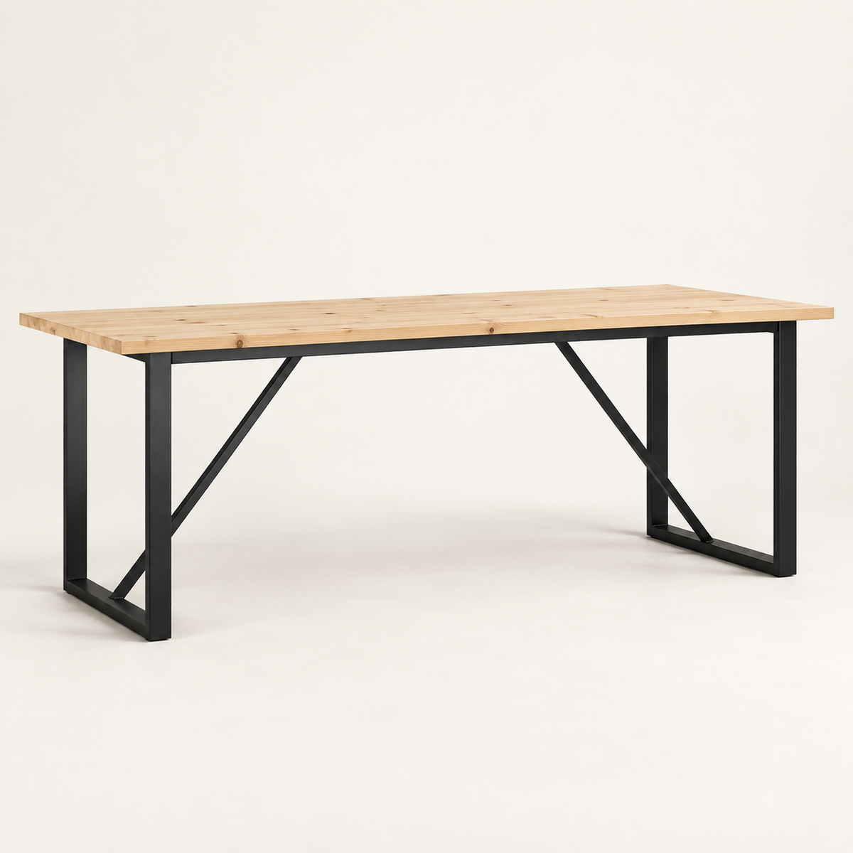 Table à manger en pin massif 180 cm avec pieds cadre noir vue trois-quarts