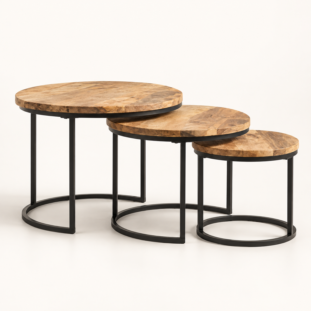 Lot de trois tables d’appoint gigognes en manguier vue trois-quarts