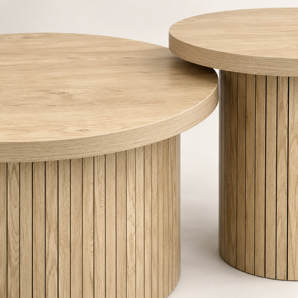Détail des lattes et du plateau des tables basses gigognes en bois naturel