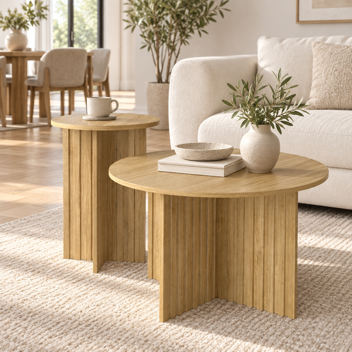 Tables basses rondes scandinaves en bois dans un intérieur contemporain